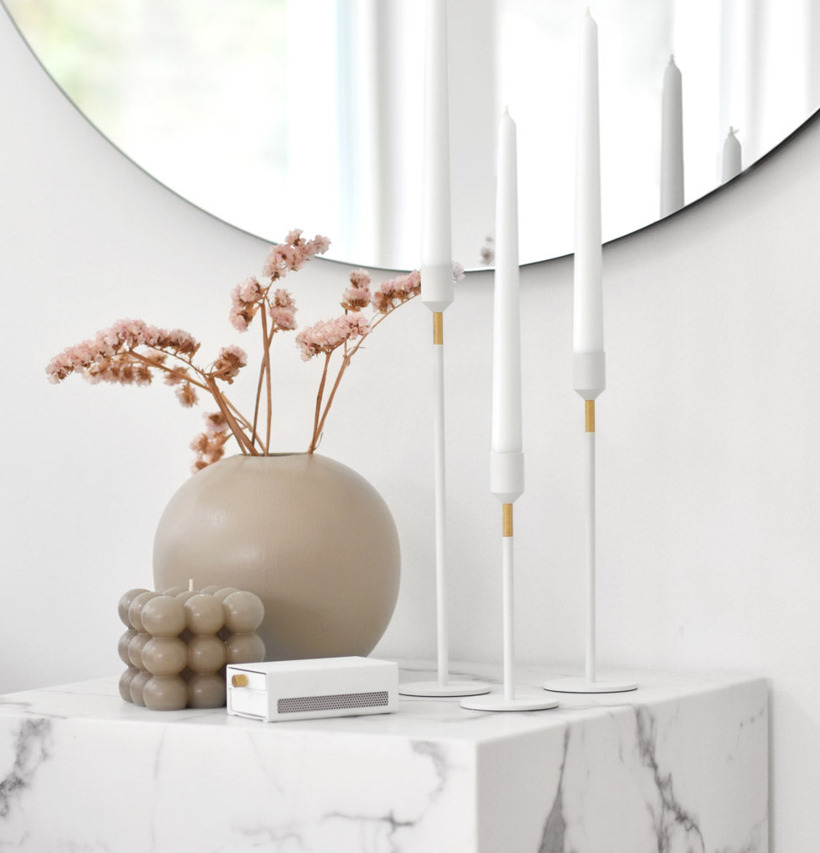 Ljusstake Three Stars Vit 27cm från Solstickan på marmorbänk