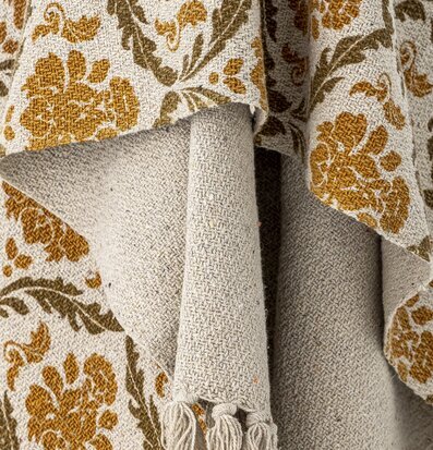 Pläd Hanny Gul/Natur från Bloomingville i rustik miljö