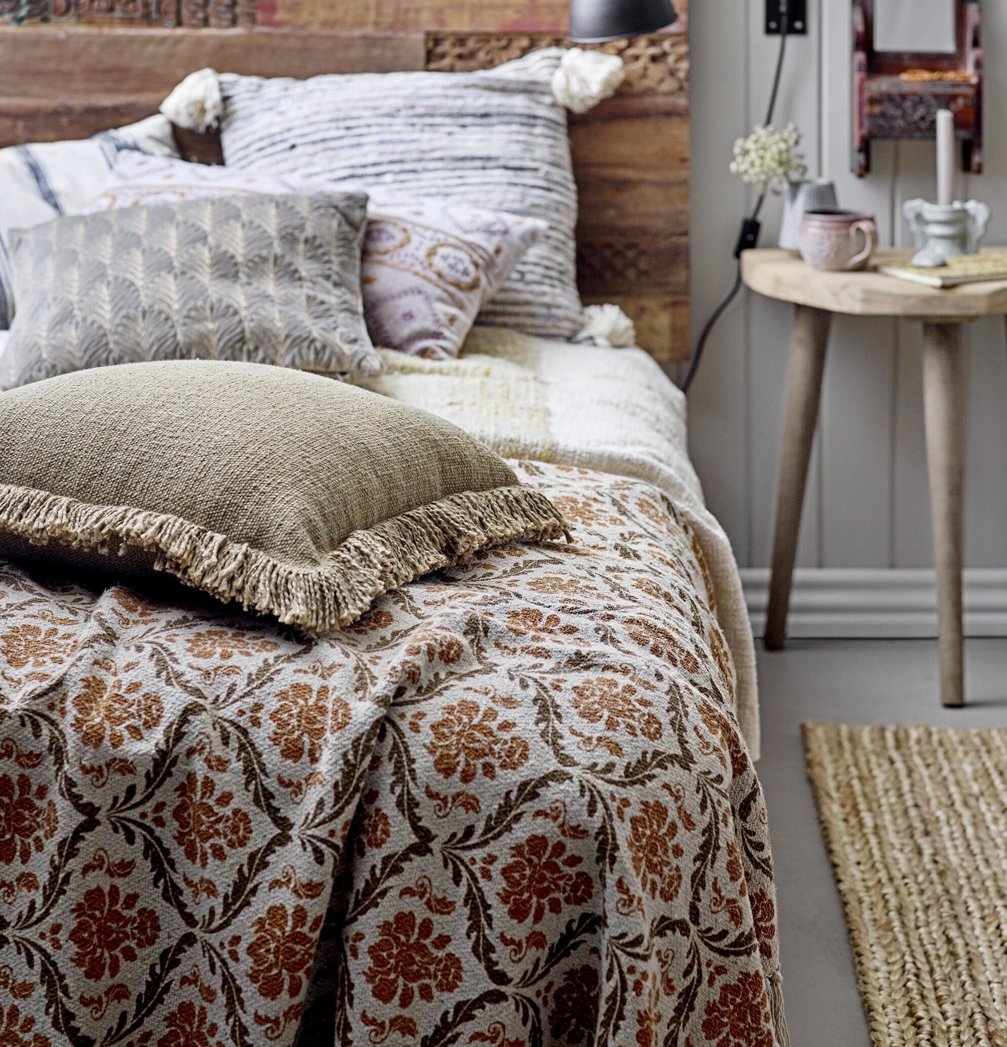 Pläd Hanny Gul/Natur från Bloomingville i ett mysigt sovrum