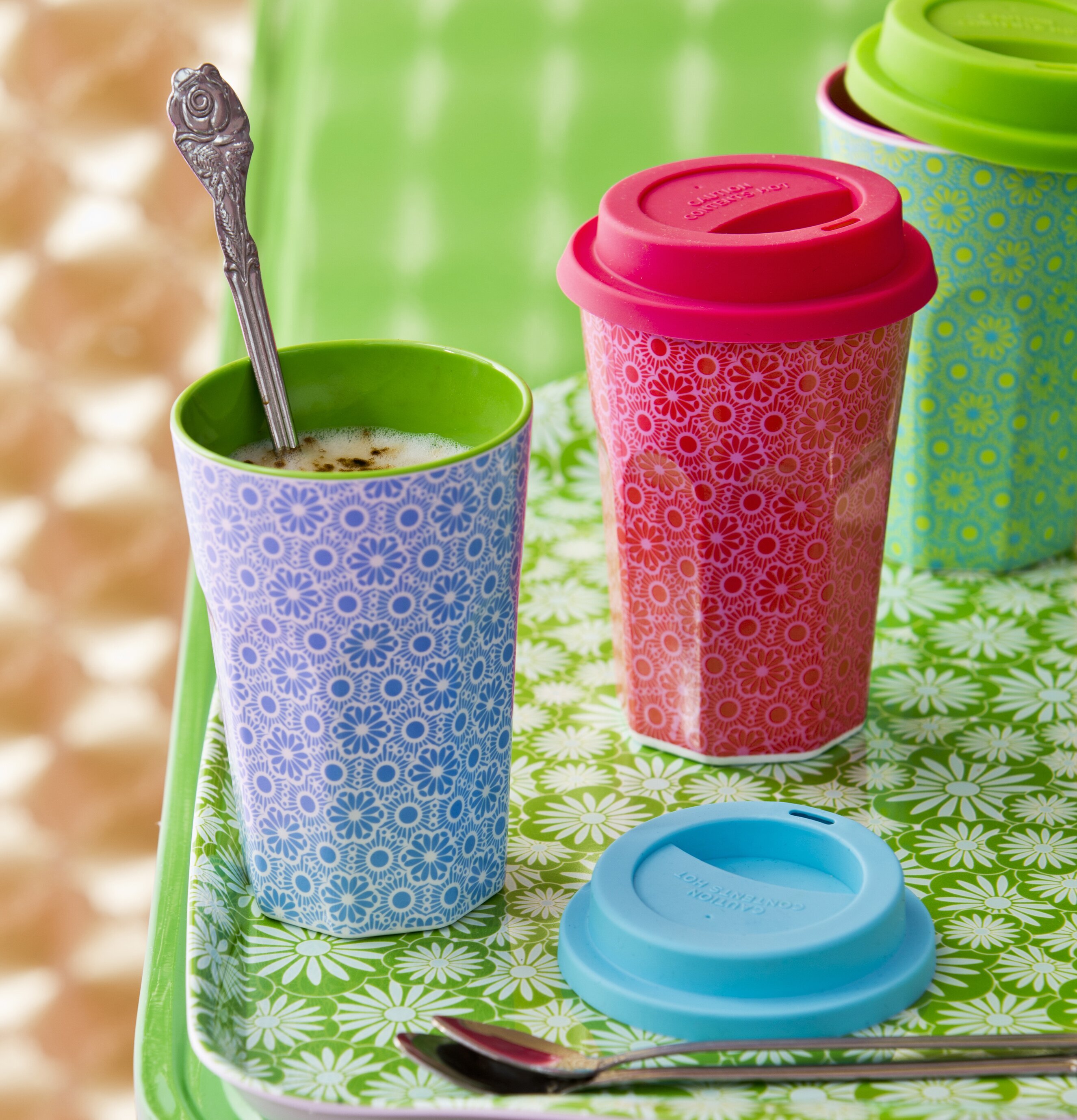 Mugg Latte Röd/Rosa Marrakesh från Rice på en färgglad bricka