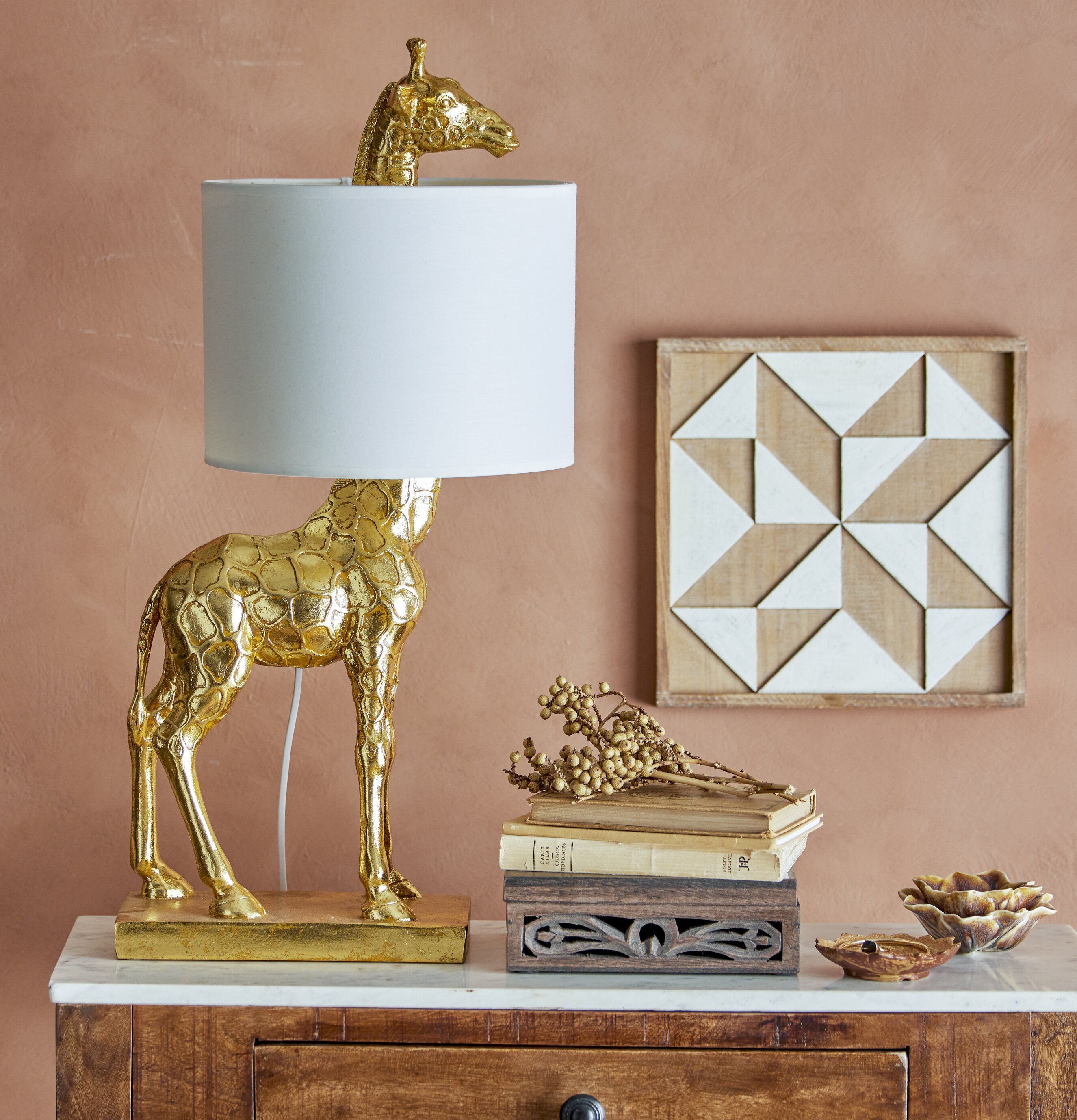 Bordslampa Giraff Silas från Bloomingville på träbord