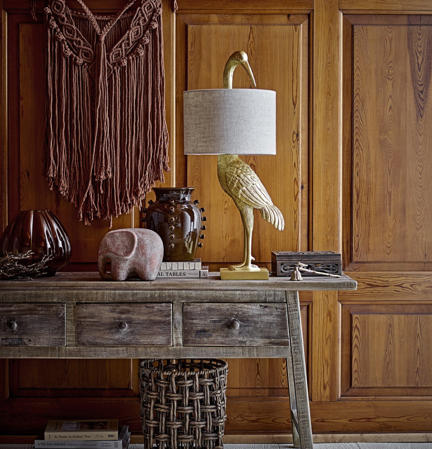 Bordslampa Heron Gold från Bloomingville på rustikt träbord