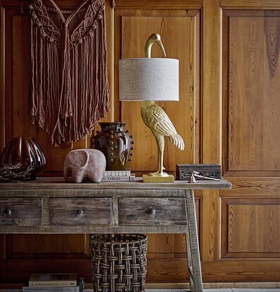 Bordslampa Heron Gold från Bloomingville på rustikt träbord