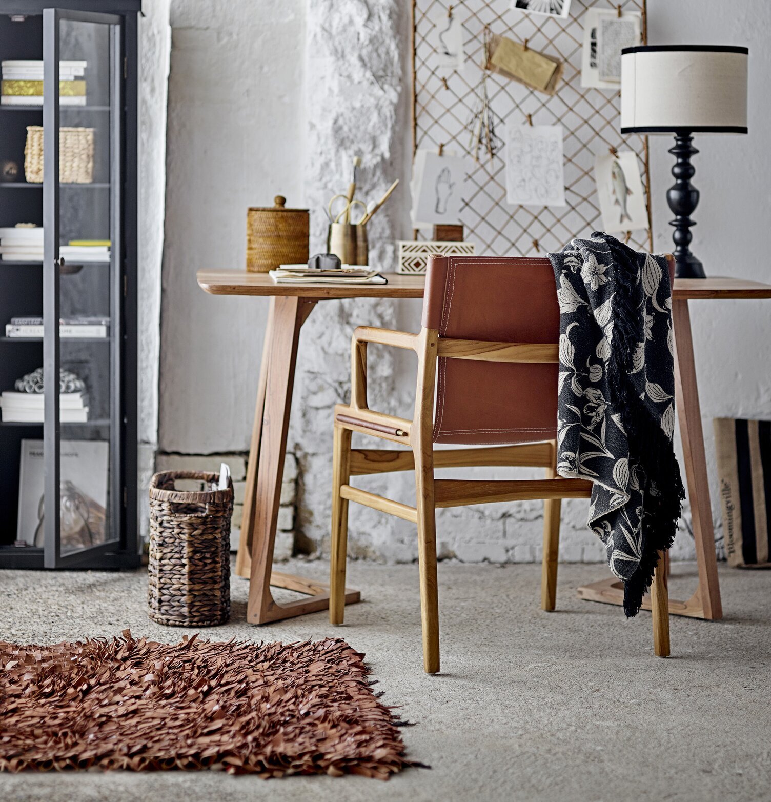 Pläd Mali Svart/Natur från Bloomingville på träsäte i rum