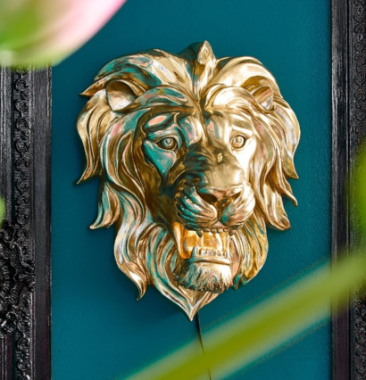 Vägglampa King Lion från Werner Voss på mörkt turkos vägg