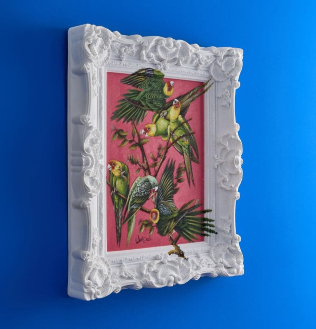 Tavla Coco från Werner Voss med papegojor och vit ram