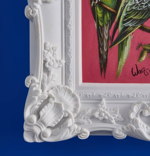 Tavla Coco från Werner Voss med färgrika fåglar och vit ram