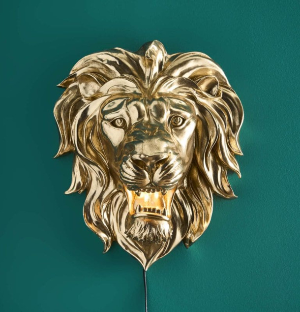 Vägglampa King Lion från Werner Voss på mörkgrön vägg