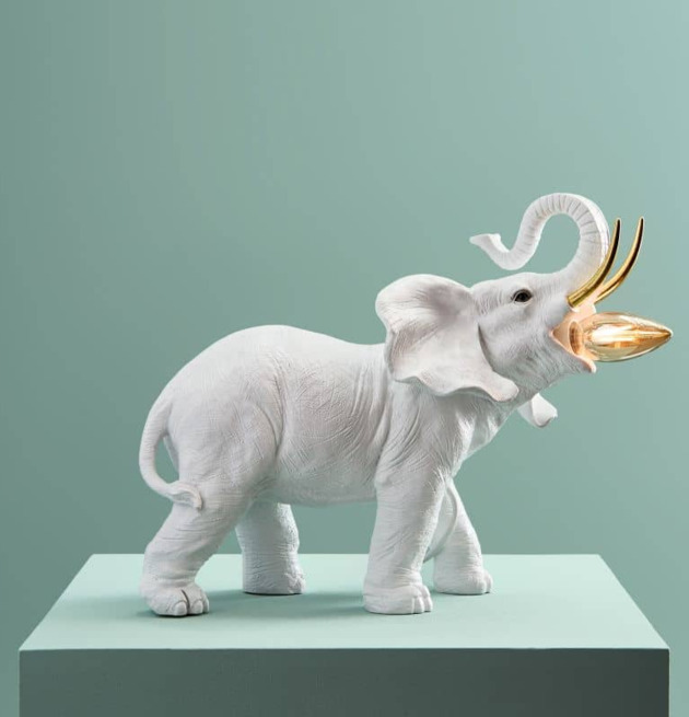 Bordslampa Dumbo Vit/Guld från Werner Voss på piedestal