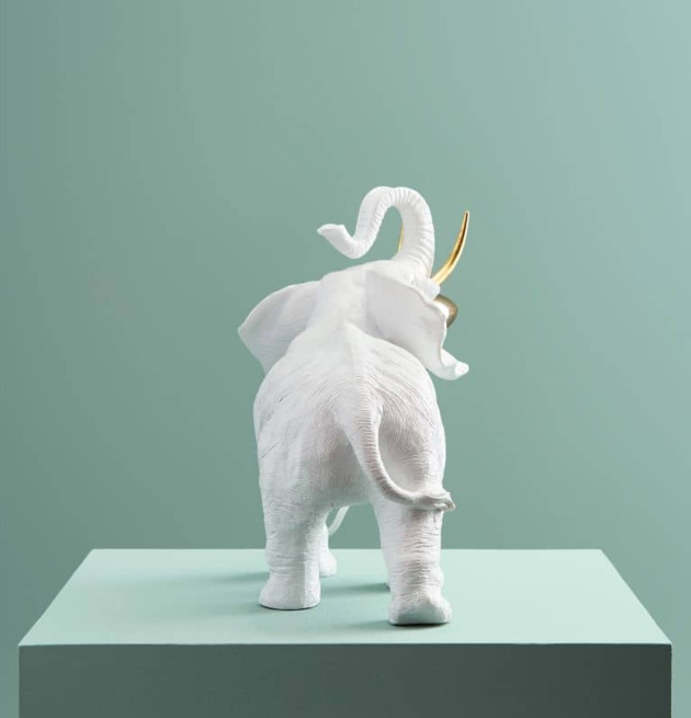 Bordslampa Dumbo Vit/Guld från Werner Voss på enfärgad kub