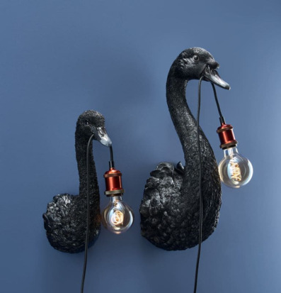 Vägglampa Svan Baby Petra Svart från Werner Voss på blå vägg