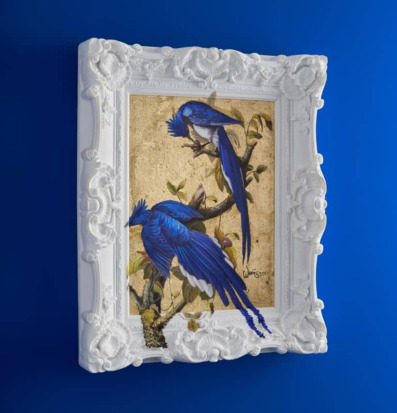 Tavla Vogi från Werner Voss med blå fåglar och vit ram