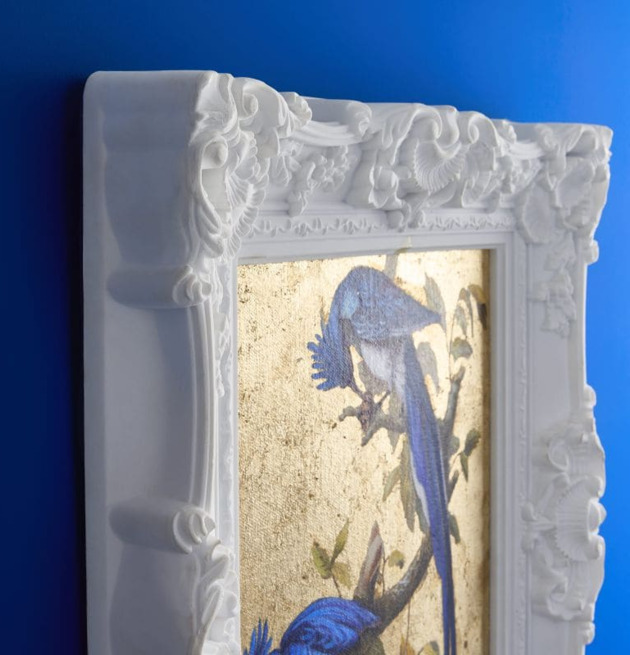 Tavla Vogi från Werner Voss med blå fågel och vit ram