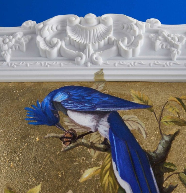 Tavla Vogi från Werner Voss med blåmes på gren och vit ram