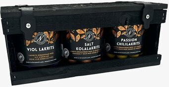 Bild av eleganta lakritsburkar i stilfull träbox