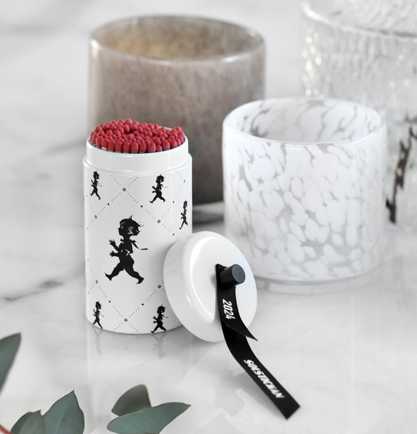 Tändsticksrör - 2024-års Design från Solstickan på marmorbord