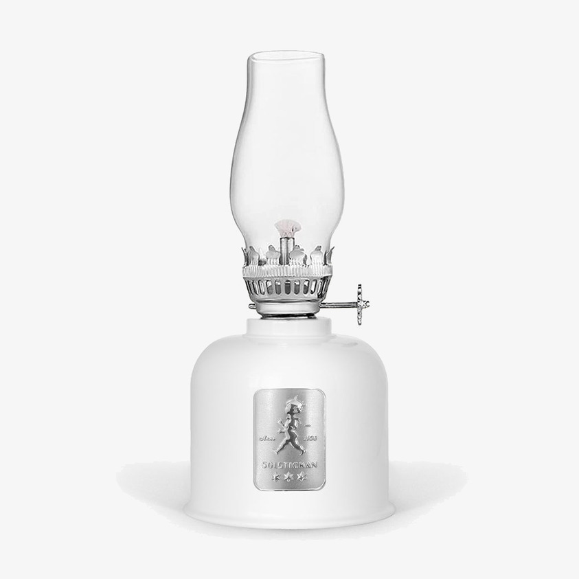 Fotogenlampa Vit/Silver från Solstickan i minimalistisk miljö