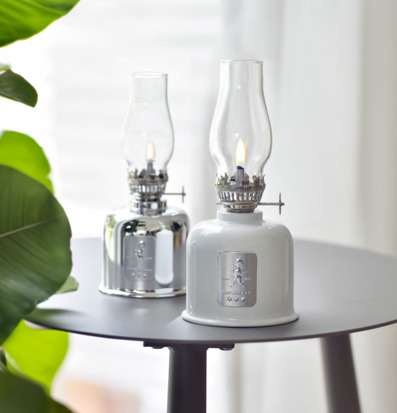 Fotogenlampa Vit/Silver från Solstickan på mörkt bord