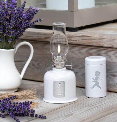 Fotogenlampa Vit/Silver från Solstickan med lavendel i bakgrunden