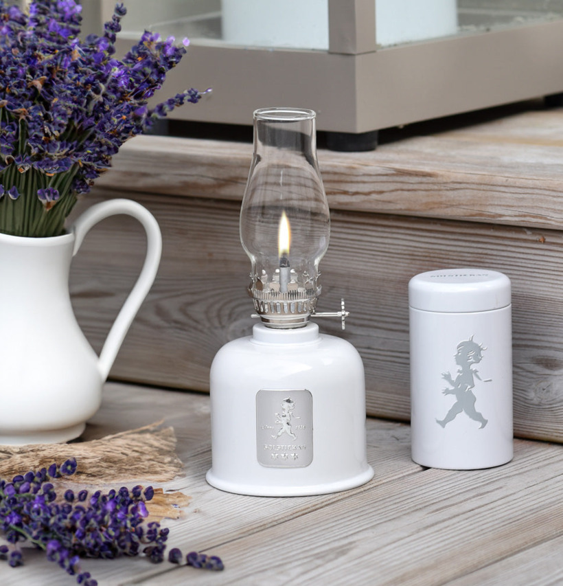 Fotogenlampa Vit/Silver från Solstickan med lavendel i bakgrunden