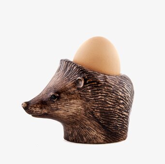 Äggkopp Igelkott från Quail Ceramics mot vit bakgrund