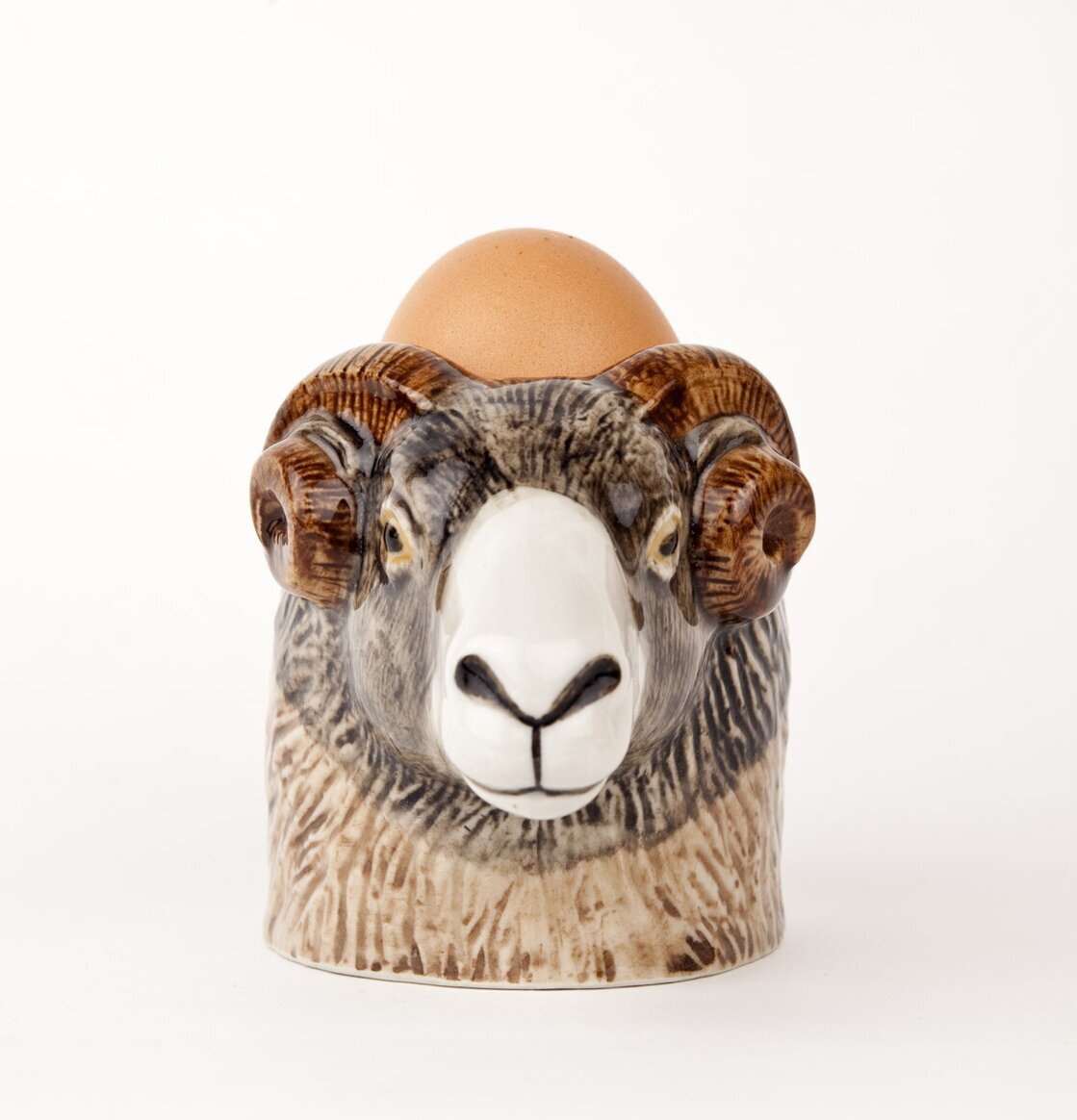 Äggkopp Bagge från Quail Ceramics med ett brunt ägg ovanpå