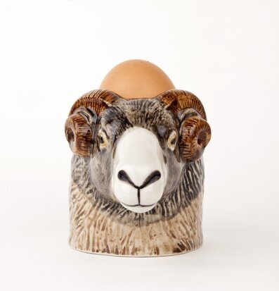 Äggkopp Bagge från Quail Ceramics med ett brunt ägg ovanpå