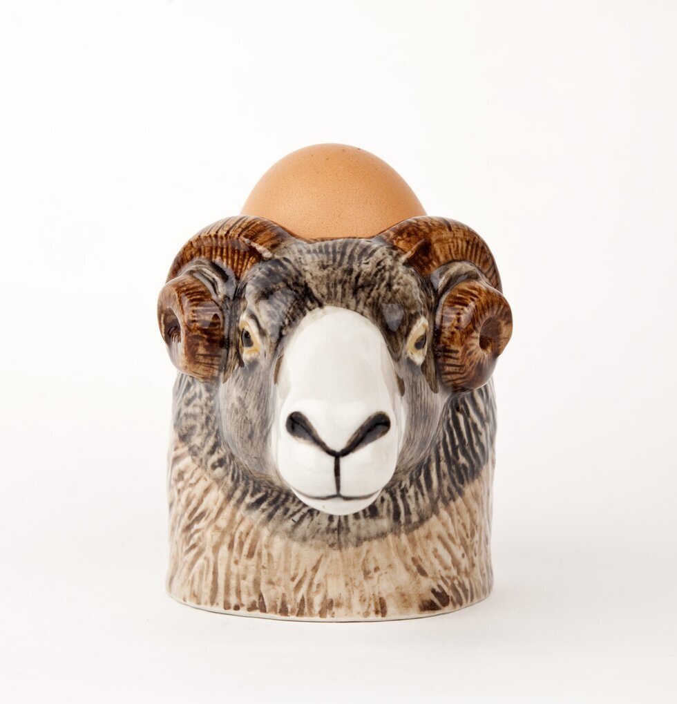 Äggkopp Bagge från Quail Ceramics med ett brunt ägg ovanpå