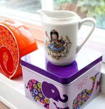 Liten box - Lila djur från Blafre på en fönsterbräda