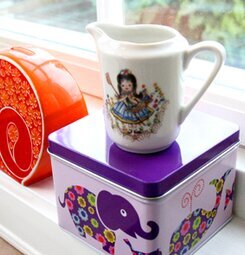 Liten box - Lila djur från Blafre på en fönsterbräda