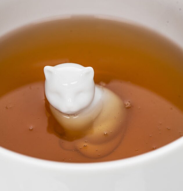 Cat Mugg från Sagaform med kattfigur i botten av porslin