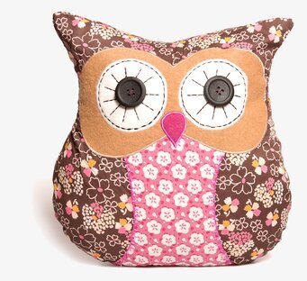 Kudde Miriam från Sass & Belle, uggleformad och färgrik