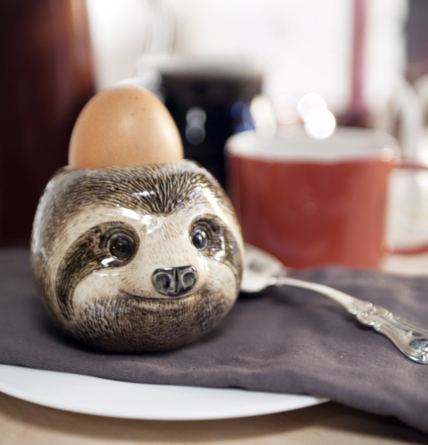 Äggkopp Sengångare från Quail Ceramics på en vit tallrik