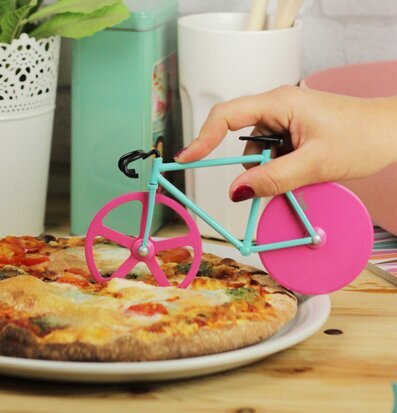 Pizzaslicer Cykel från Propaganda i en hemtrevlig köksmiljö