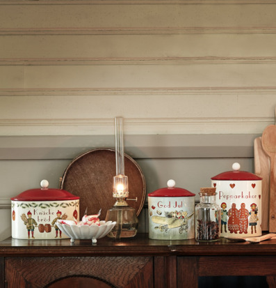 Bild av hemtrevligt kök med nostalgiska plåtburkar