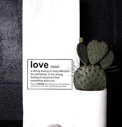 Påse LOVE Large Qlkort från QLKort med texten love