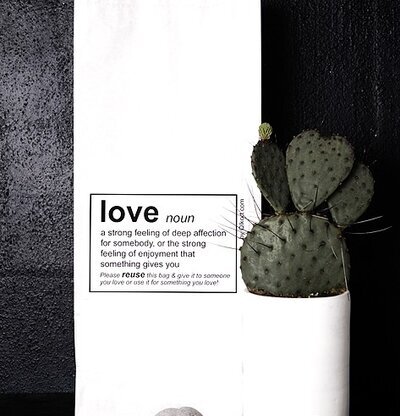 Påse LOVE Large Qlkort från QLKort med texten love