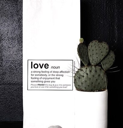 Påse LOVE Large Qlkort från QLKort med texten love