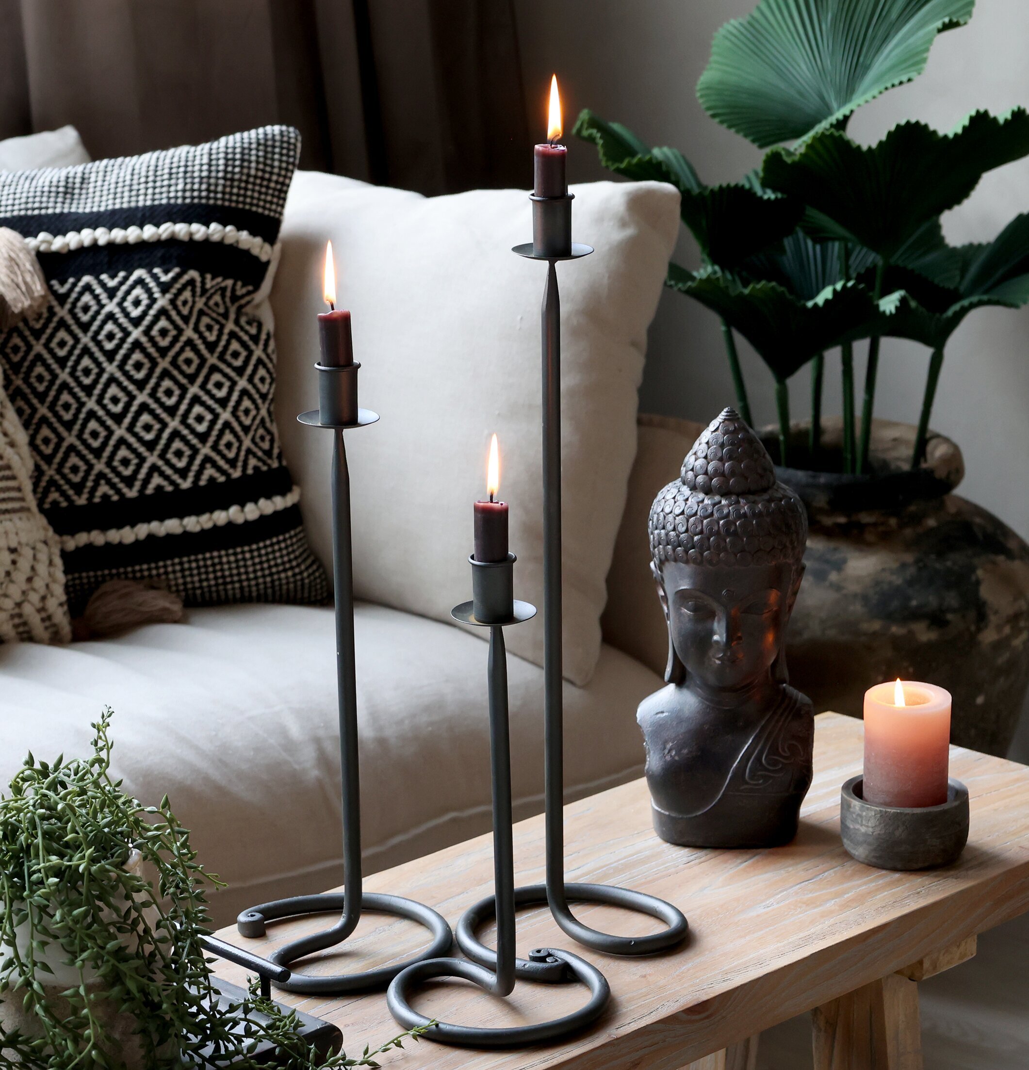 Ljusstake Antiksvart 50cm från Chic Antique på träbord