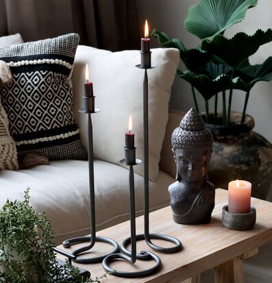 Ljusstake Antiksvart 50cm från Chic Antique på träbord