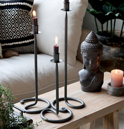 Ljusstake Antiksvart 30cm från Chic Antique på träbord