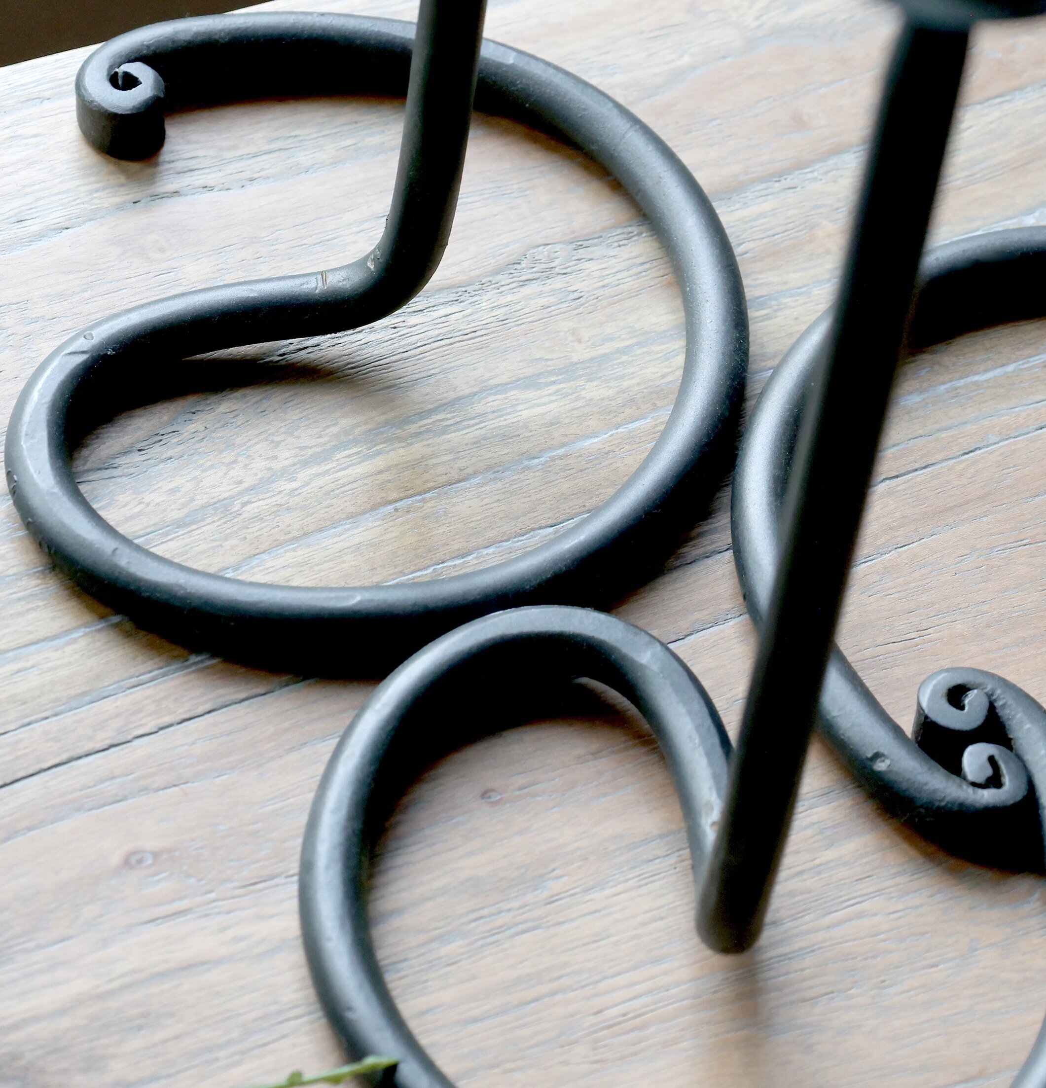 Ljusstake Antiksvart 30cm från Chic Antique på träbord