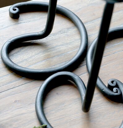 Ljusstake Antiksvart 30cm från Chic Antique på träbord