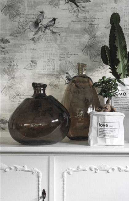 Påse LOVE Large Qlkort från QLKort på vit lantlig byrå