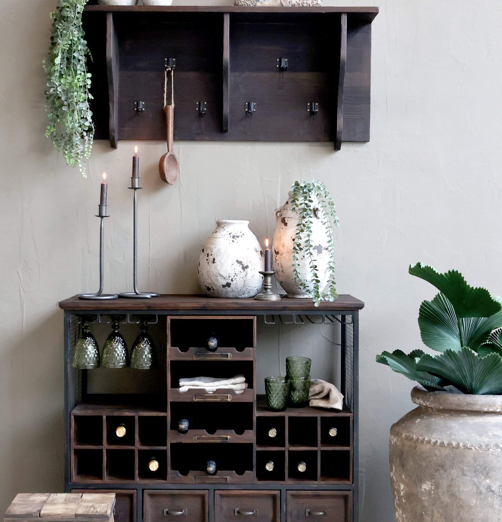 Ljusstake Antiksvart 30cm från Chic Antique på rustik skänk