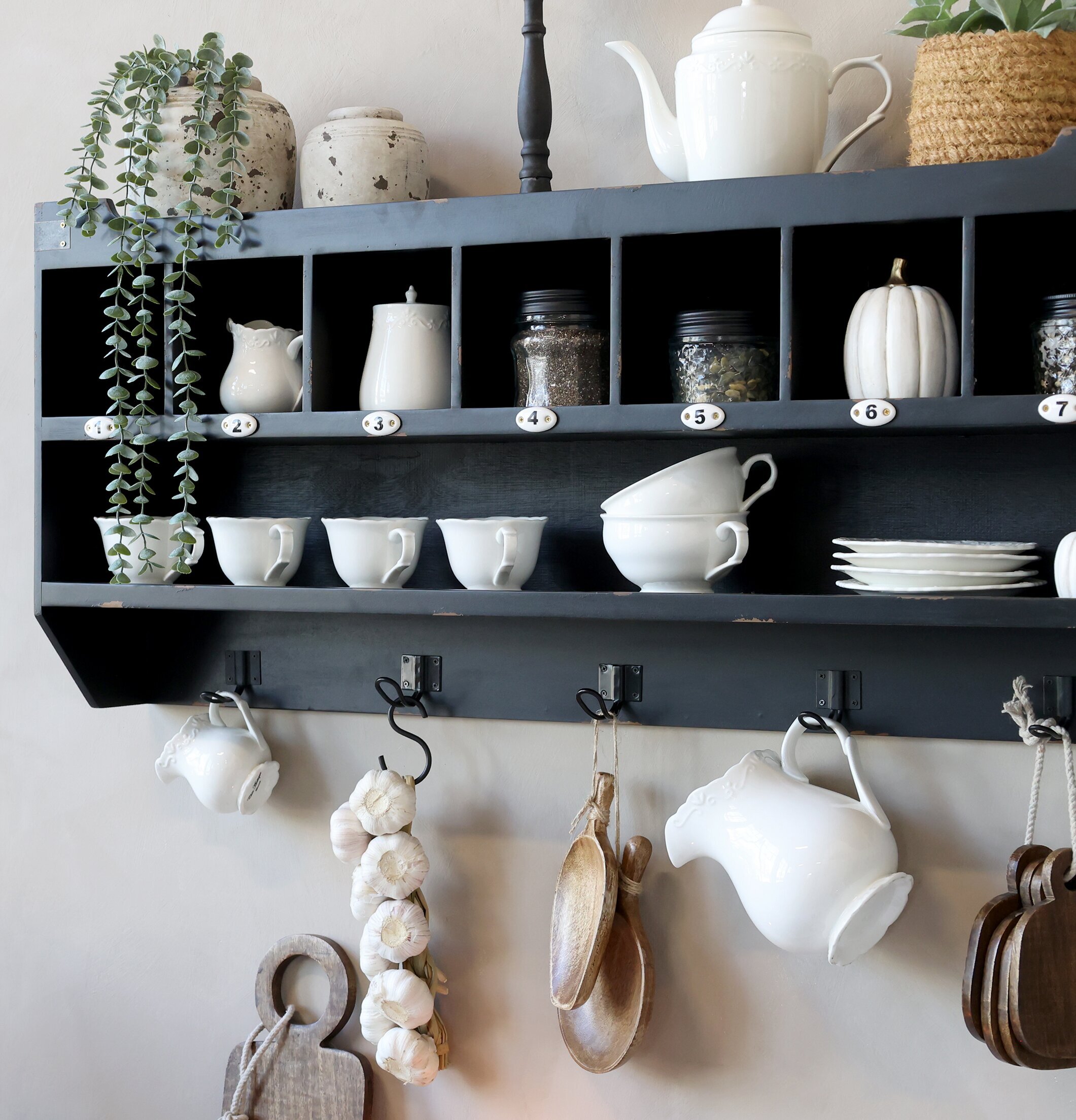 Vägghylla Antiksvart från Chic Antique med dekorativa fack