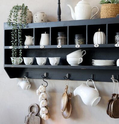 Vägghylla Antiksvart från Chic Antique med dekorativa fack