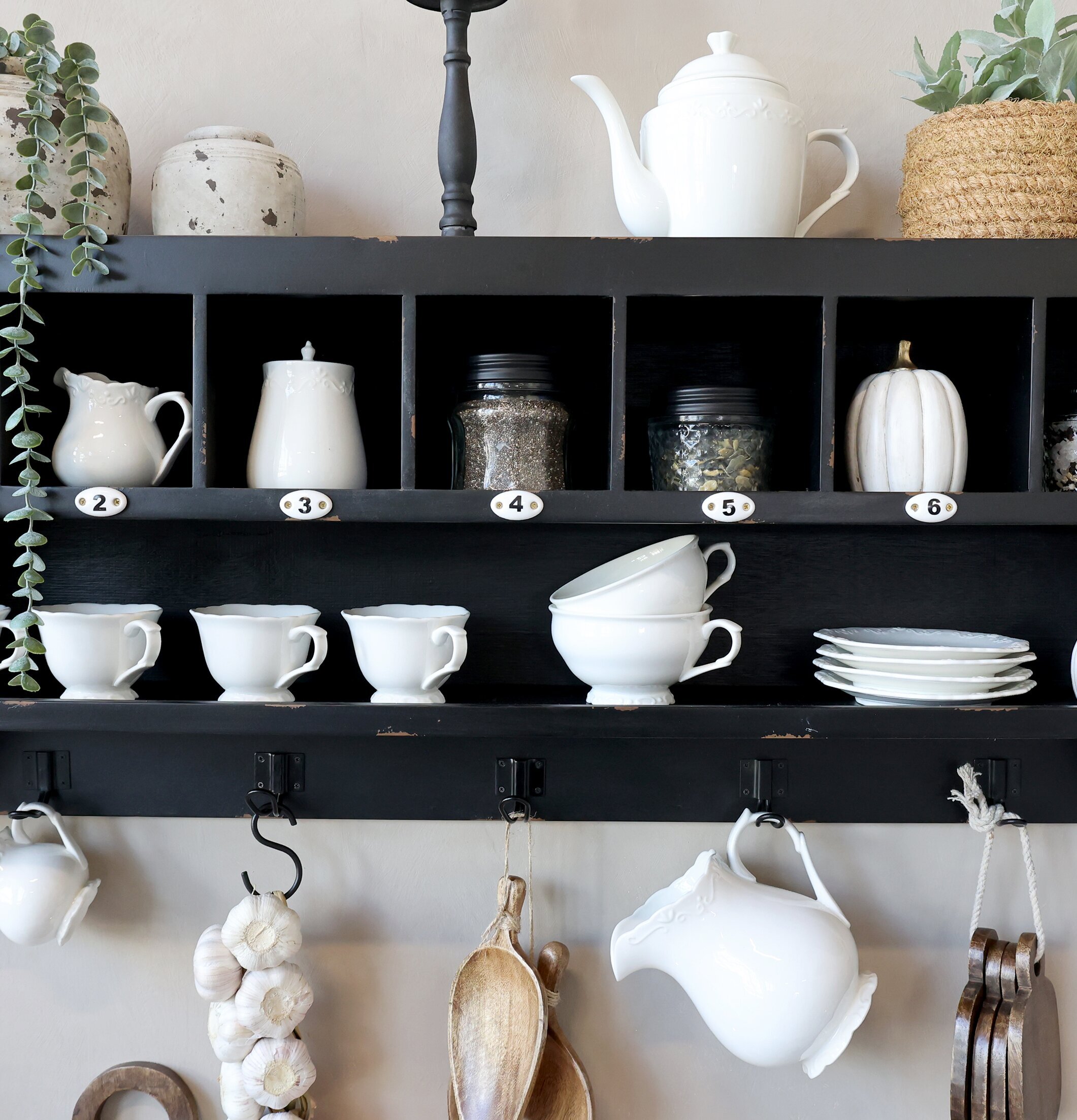 Vägghylla Antiksvart från Chic Antique med dekorativa föremål