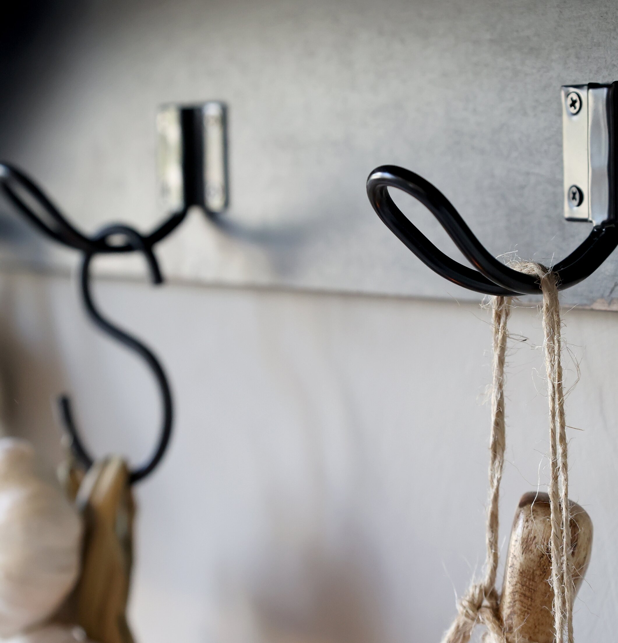 Vägghylla Antiksvart från Chic Antique med krokar i kök