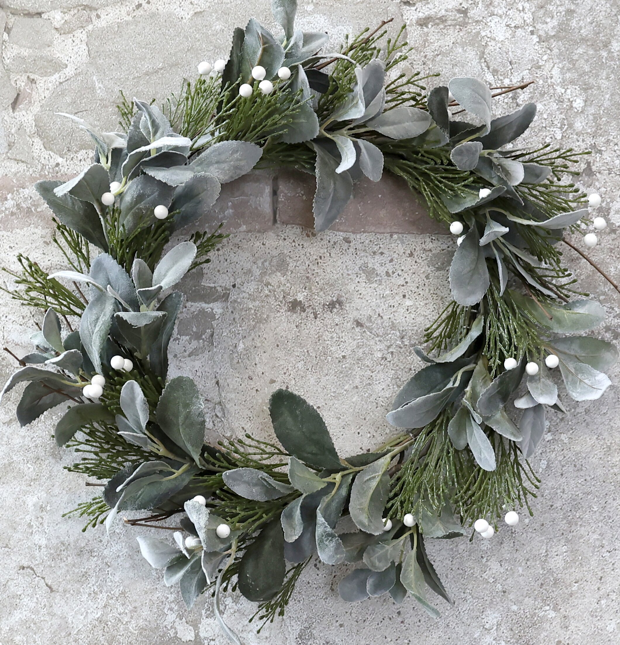 Fleur Krans Gran & Bär från Chic Antique på tegelvägg